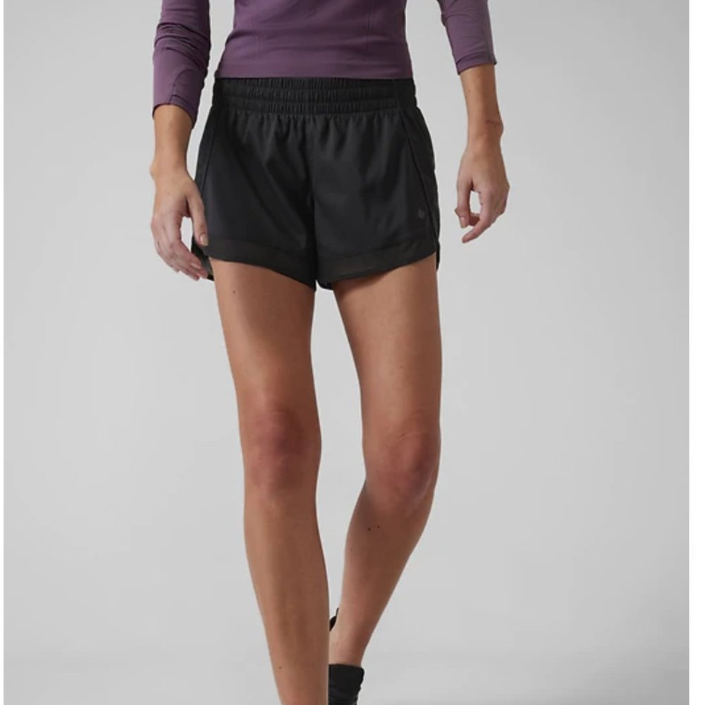 EUC Athleta Mesh Racer Run Short 4" Size Small